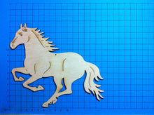 Lade das Bild in den Galerie-Viewer, springendes Pferd aus Holz