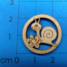 Lade das Bild in den Galerie-Viewer, Schmuckteil aus Holz, verschiedene Figuren 2cm
