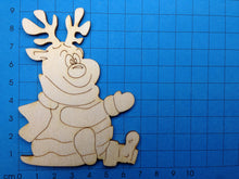 Lade das Bild in den Galerie-Viewer, Rentierbaby sitzend aus Holz