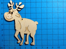 Lade das Bild in den Galerie-Viewer, Rentier seitlich schauend aus Holz