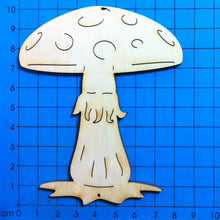 Lade das Bild in den Galerie-Viewer, Fliegenpilz einzeln aus Holz