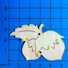 Lade das Bild in den Galerie-Viewer, Haselnusspaar aus Holz