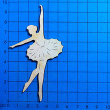 Lade das Bild in den Galerie-Viewer, Ballerina aus Holz
