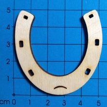 Lade das Bild in den Galerie-Viewer, Hufeisen aus Holz