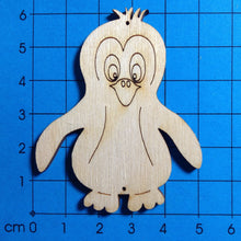 Lade das Bild in den Galerie-Viewer, Pinguinbaby aus Holz