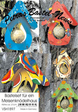 Lade das Bild in den Galerie-Viewer, Meisenknödelhaus Vogelhaus gestalten, Vogelhaus bemalen, Holz kunst, Holz bemalen Acryl, Basteln mit Holz, Bastel Ideen , Basteln mit Holz, Basteln mit holzteile, Holzteile bemalen, Basteln mit Holz für Kinder, Kleine Holzteile, Holz kunst, Kleine Holzteile, Basteln mit Holz, Vogelhaus gestalten, Basteln mit Holz für Kinder, Holz bemalen Acryl, Basteln mit holzteile, Bastel Ideen , Basteln mit Holz, Holzteile bemalen, Vogelhaus bemalen, VSH 1897