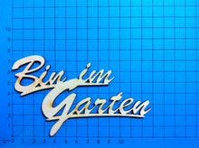 Lade das Bild in den Galerie-Viewer, Schriftzug Bin im Garten aus Holz Basteln mit Holz, Herzlich willkommen Schriftzug, Eingangsschild, Schriftzüge bemalen, Bastelideen mit Holz, Schriftzüge aus Holz, Holzteile bemalen, Schriftzug Bastelartikel, Holzkunst, Schriftzüge bemalen, Herzlich willkommen Schriftzug, Eingangsschild, Bastelideen mit Holz, Schriftzug Bastelartikel, Basteln mit Holz, Holzkunst, Schriftzüge aus Holz, Holzteile bemalen, SZH 9212