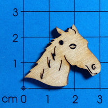 Lade das Bild in den Galerie-Viewer, Pferdekopf aus Holz
