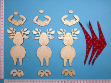 Lade das Bild in den Galerie-Viewer, Bastelset aus Holz: 3 Rentier-Sängerknaben