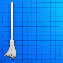 Lade das Bild in den Galerie-Viewer, Basteln mit Kindern, Besen zum Basteln, Geschenke selbst gestalten, Besen aus Holz, Dekoidee , Basteln mit Kindern, Basteln mit Kindern einfach, Hexenbesen bemalen, Bastelideen aus Holz, PUH 6712