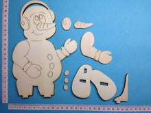 Lade das Bild in den Galerie-Viewer, Schneemann mit Ohrenwärmer als Standfigur aus Holz