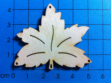 Lade das Bild in den Galerie-Viewer, Ahornblatt aus Holz