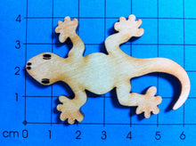 Lade das Bild in den Galerie-Viewer, Gecko aus Holz