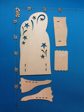 Lade das Bild in den Galerie-Viewer, Schild mit Sterne und Ständer (Stele) aus Holz