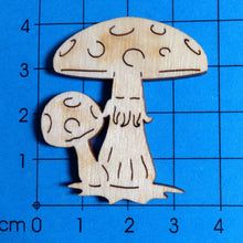 Lade das Bild in den Galerie-Viewer, Fliegenpilz mit Kind aus Holz
