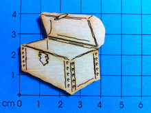 Lade das Bild in den Galerie-Viewer, 4cm Schatztruhe aus Holz malen, Basteln mit Kindern, Schatztruhe zum Basteln, Dekoration für Kinder gestalten, Dekoration mit Kindern gestalten, Geschenkideen zum Basteln, Schatztruhe mit Kindern malen, Kleinteile zum Bemalen, Dekoration mit Kindern gestalten, Dekoration für Kinder gestalten, Basteln mit Kindern, Schatztruhe mit Kindern malen, Schatztruhe zum Basteln, Geschenkideen zum Basteln, Schatztruhe aus Holz malen, Kleinteile zum Bemalen, RIH 5304