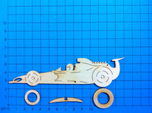 Lade das Bild in den Galerie-Viewer, Rennauto aus Holz