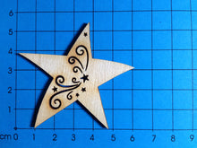 Lade das Bild in den Galerie-Viewer, Stern mit Tribal aus Holz
