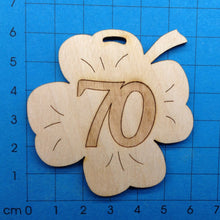 Lade das Bild in den Galerie-Viewer, Kleeblatt aus Holz mit Zahlen graviert 6cm