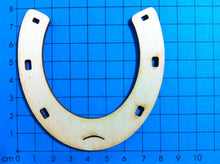 Lade das Bild in den Galerie-Viewer, Hufeisen aus Holz