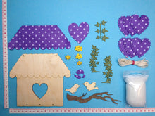 Lade das Bild in den Galerie-Viewer, Haus aus Holz mit Filzherzen