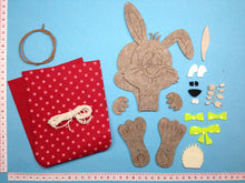Lade das Bild in den Galerie-Viewer, Osterhase aus Filz mit Säckchen zum Nähen