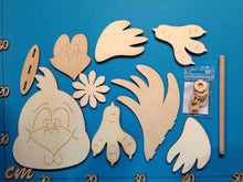 Lade das Bild in den Galerie-Viewer, Gockel als Leibgarde für Kantholz aus Holz Ostereier gestalten, Osterbasteln einfach mit Kindern, Ostergeschenk selber basteln, basteln zu Ostern mit Kindern, Osterdekoration aus Holz gestalten, Bastelideen für Ostern, Osterdeko selbst gestalten, basteln für Osterdeko, Bastelset aus Holz zum Basteln, Küken aus Holz, Gockel aus Holz bemalen, Bastelset aus Holz zum Basteln, Osterdekoration aus Holz gestalten, Ostereier gestalten, Bastelideen für Ostern, Gockel aus Holz bemalen, Küken aus Holz, basteln zu Os