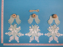 Lade das Bild in den Galerie-Viewer, Engel aus Filz; eisblau Deko mit Kindern fädeln, Engel mit Kindern gestalten, Figuren aus Filz basteln, Fädeln mit Kindern, Weihnachtsdeko fädeln, Winterdekoration basteln, Fensterfiguren basteln, Filzfiguren nähen, Engel aus Filz basteln, Engel basteln, ENF 6380SB