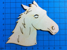 Lade das Bild in den Galerie-Viewer, Pferdekopf aus Holz