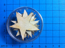 Lade das Bild in den Galerie-Viewer, Stern aus Holz in Dose 3,5cm Sterne aus Holz basteln, basteln mit Kindern im Winter, Geschenkidee für Weihnachten, Sterne basteln Weihnachten, Bastelidee Winter, Winterdeko selbst gestalten, Weihnachtsbasteln, basteln mit Holz, Deko mit Sternen aus Holz gestalten, Sterne malen, Weihnachtsdeko gestalten, Weihnachtsdekoration, STH 50D35