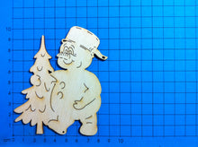 Lade das Bild in den Galerie-Viewer, Schneemann mit Topf und Baum aus Holz