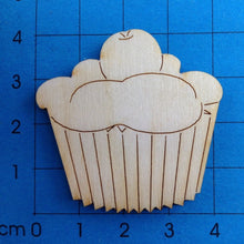 Lade das Bild in den Galerie-Viewer, Cupcake aus Holz