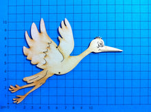 Lade das Bild in den Galerie-Viewer, Storch fliegend aus Holz