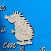 Lade das Bild in den Galerie-Viewer, Igel mit geschlossenen Augen aus Holz