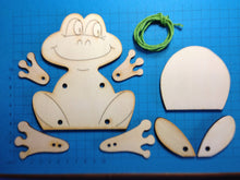 Lade das Bild in den Galerie-Viewer, Frosch aus Holz, Schlenker-Figur