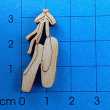 Lade das Bild in den Galerie-Viewer, Ballettschuhpaar aus Holz