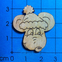 Lade das Bild in den Galerie-Viewer, Mauskopf mit Mütze aus Holz