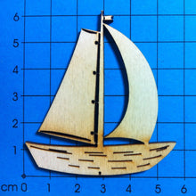 Lade das Bild in den Galerie-Viewer, Boot mit Spinnaker aus Holz