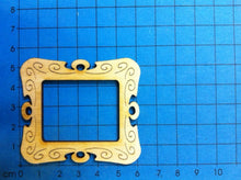 Lade das Bild in den Galerie-Viewer, Rahmen mit Verziehrung aus Holz