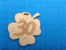 Lade das Bild in den Galerie-Viewer, Kleeblatt aus Holz mit Zahlen graviert 6cm