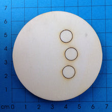 Lade das Bild in den Galerie-Viewer, Kreis mit Schneemannknöpfe aus Holz
Schneemann aus Holz gestalten, Basteln mit Holz, Winterdekoration gestalten, Basteln mit Kindern, Bastelidee Winter, Schneemann zum Stellen malen, Schneemann aus Holz basteln, Weihnachtsbasteln, Weihnachtsdeko gestalten, Geschenkidee für Weihnachten, Weihnachtsbasteln, Schneemann aus Holz gestalten, Schneemann zum Stellen malen, Basteln mit Kindern, Winterdekoration gestalten, Basteln mit Holz, Schneemann aus Holz basteln, Geschenkidee für Weihnachten, Weihnachtsdeko g