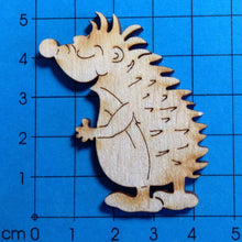 Lade das Bild in den Galerie-Viewer, Igel mit geschlossenen Augen aus Holz