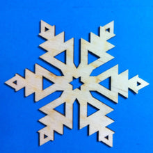 Lade das Bild in den Galerie-Viewer, Eiskristall mit Ausschnitten aus Holz