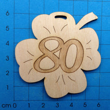 Lade das Bild in den Galerie-Viewer, Kleeblatt aus Holz mit Zahlen graviert 6cm