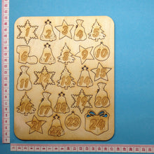 Lade das Bild in den Galerie-Viewer, Adventskalenderzahlen auf Weihnachtsmotive aus Holz Basteln mit Holz, Zahlen für Adventskalender, Schilder zum Basteln, Adventskalenderzahlen aus Holz, Holzideen , Winterdeko basteln, Basteln mit Holz für Kinder, Adventskalender selbst gestalten, Holz bemalen, AVH 0124