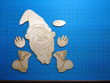 Lade das Bild in den Galerie-Viewer, Zwerg aus Holz, Kantenhocker Bastelset Zwerge einfach, Jahresdeko basteln, Dekoration mit Kindern gestalten, Basteln mit Kindern, Gartenzwerg bemalen, Tiere basteln mit Holz, Deko gestalten, Bastelidee für Kinder, Bastelset aus Holz, Zwerg aus Holz gestalten, ZWH 4913SB