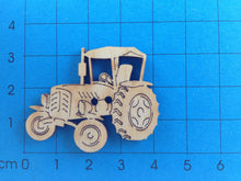 Lade das Bild in den Galerie-Viewer, Traktor Knopf aus Holz