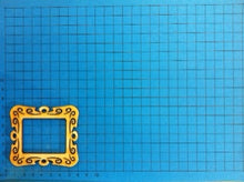 Lade das Bild in den Galerie-Viewer, Rahmen mit Verziehrung aus Holz