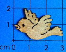 Lade das Bild in den Galerie-Viewer, Kleiner fliegender Vogel aus Holz