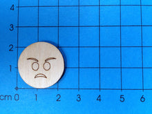 Lade das Bild in den Galerie-Viewer, Button mit Gesicht aus Holz, verärgert